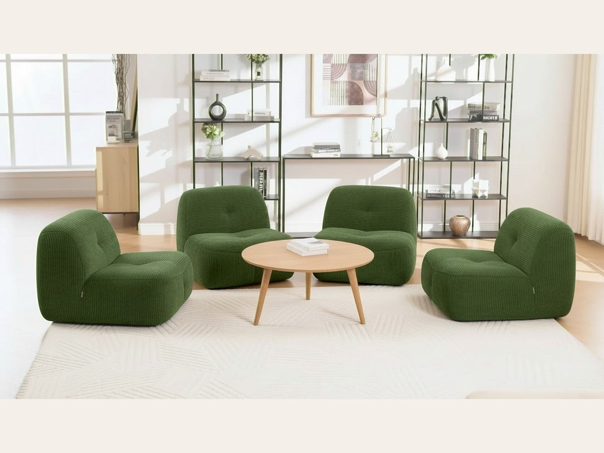 Lot de 4 fauteuils vert, de face dans un salon