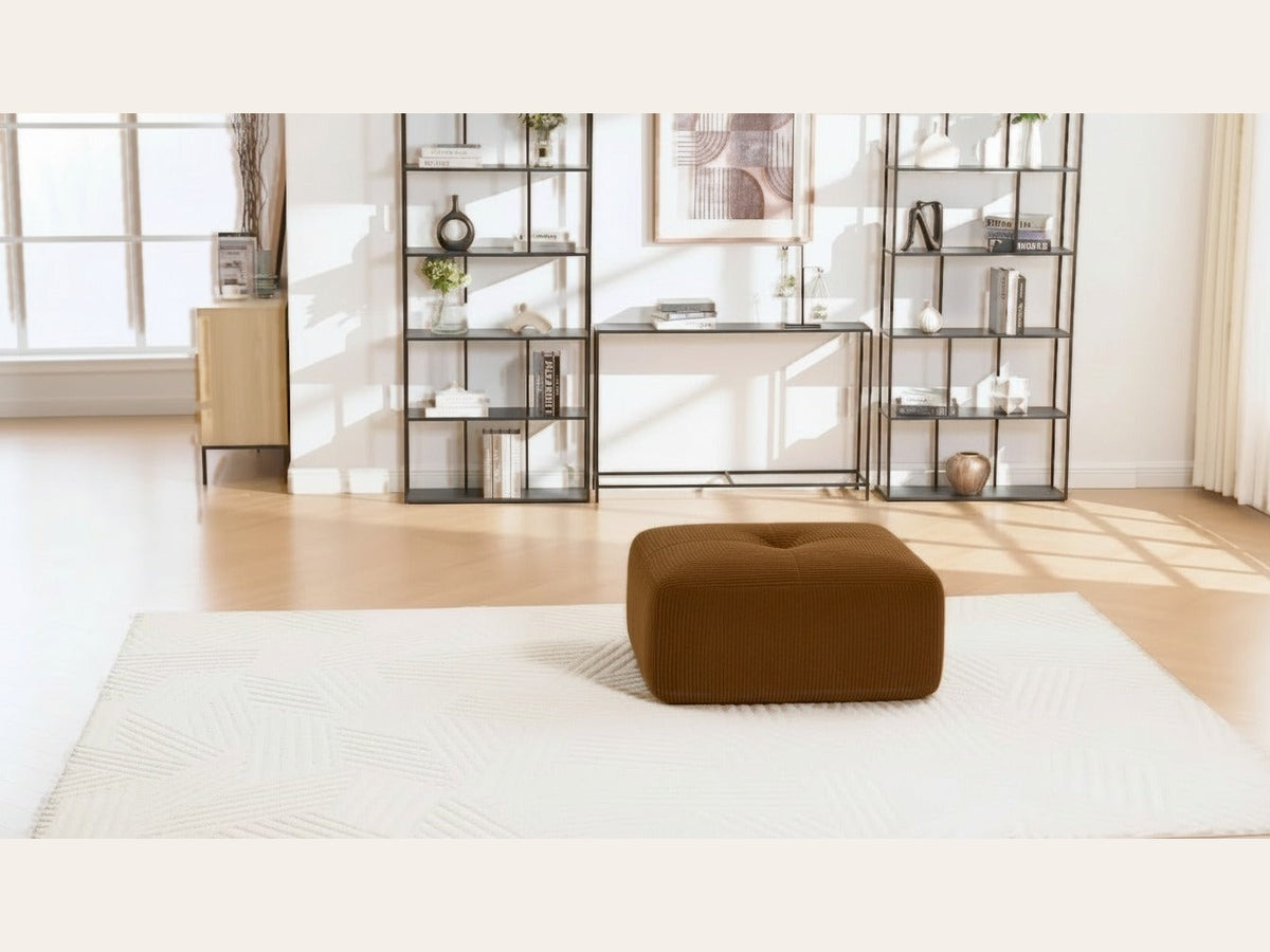 Pouf velours côtelé brun, de face dans un salon