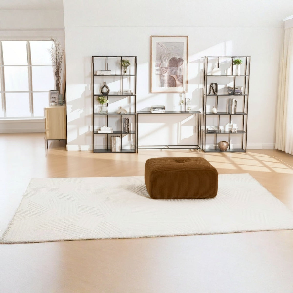 Pouf velours côtelé brun, de face dans un salon