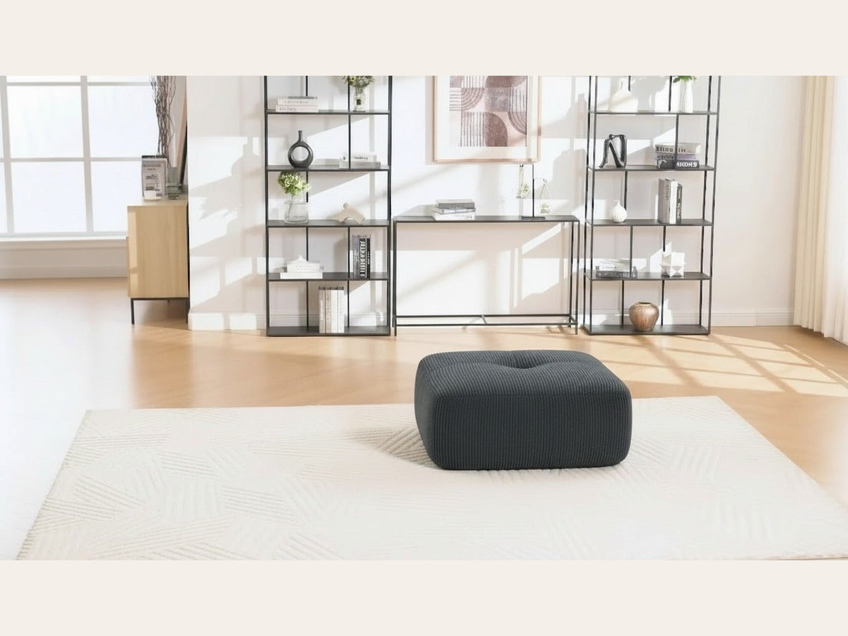 Pouf velours côtelé gris, de face dans un salon