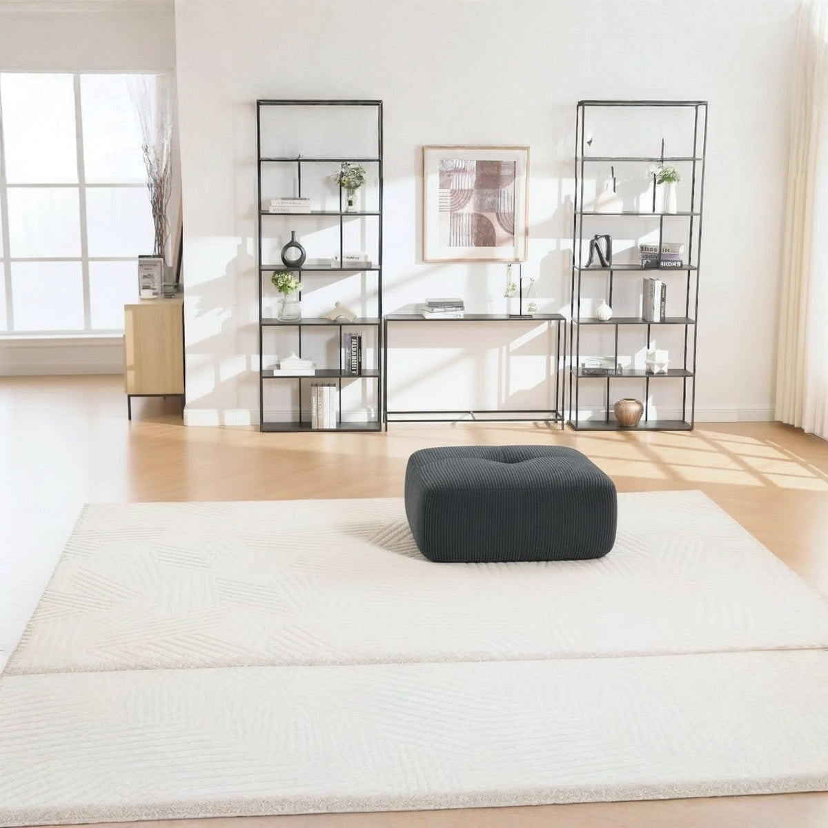 Pouf velours côtelé gris, de face dans un salon