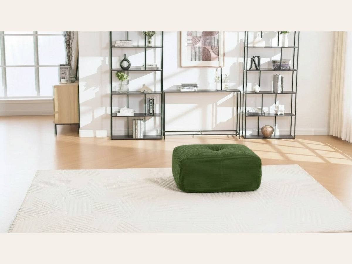 Pouf velours côtelé vert, de face dans un salon