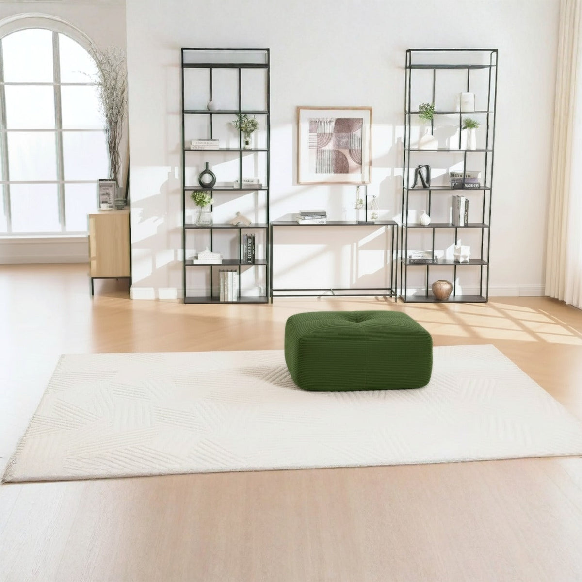 Pouf velours côtelé vert, de face dans un salon
