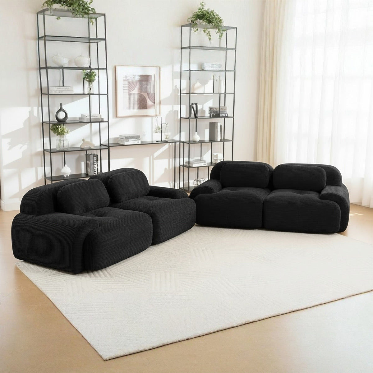 Salon velours côtelé noir, de trois quarts dans un salon
