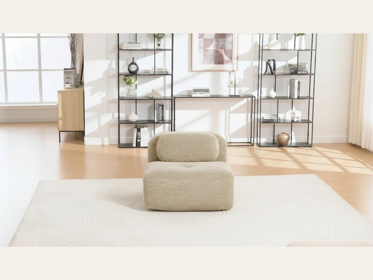 Chauffeuse velours côtelé beige, de face dans un salon