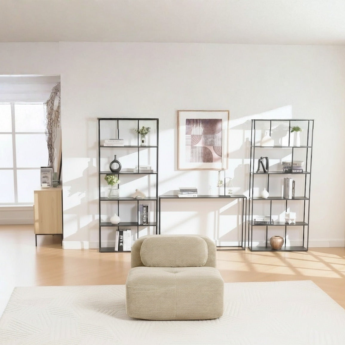 Chauffeuse velours côtelé beige, de face dans un salon