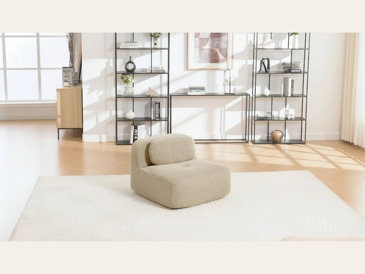 Chauffeuse velours côtelé beige, de trois quarts dans un salon