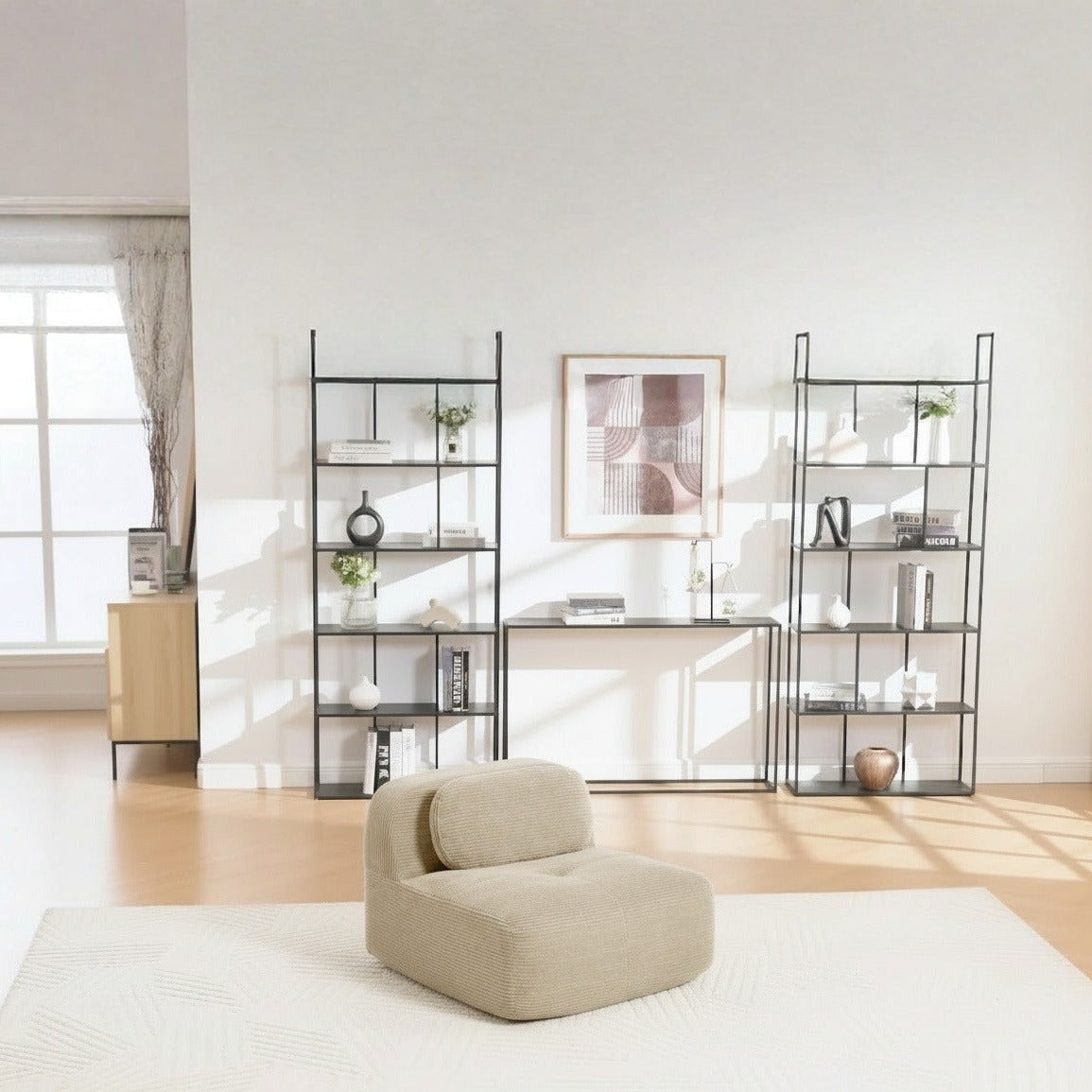 Chauffeuse velours côtelé beige, de trois quarts dans un salon