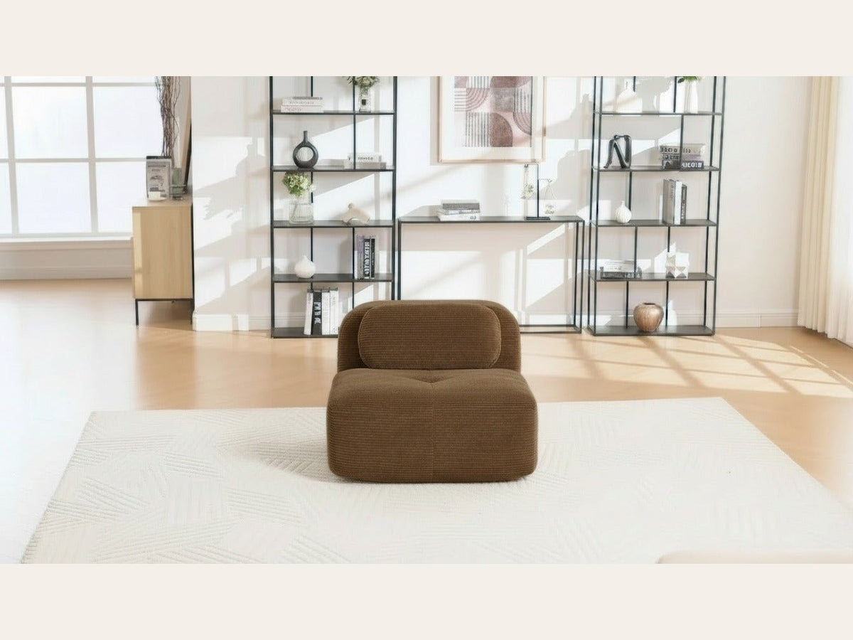 Chauffeuse velours côtelé brun, de face dans un salon