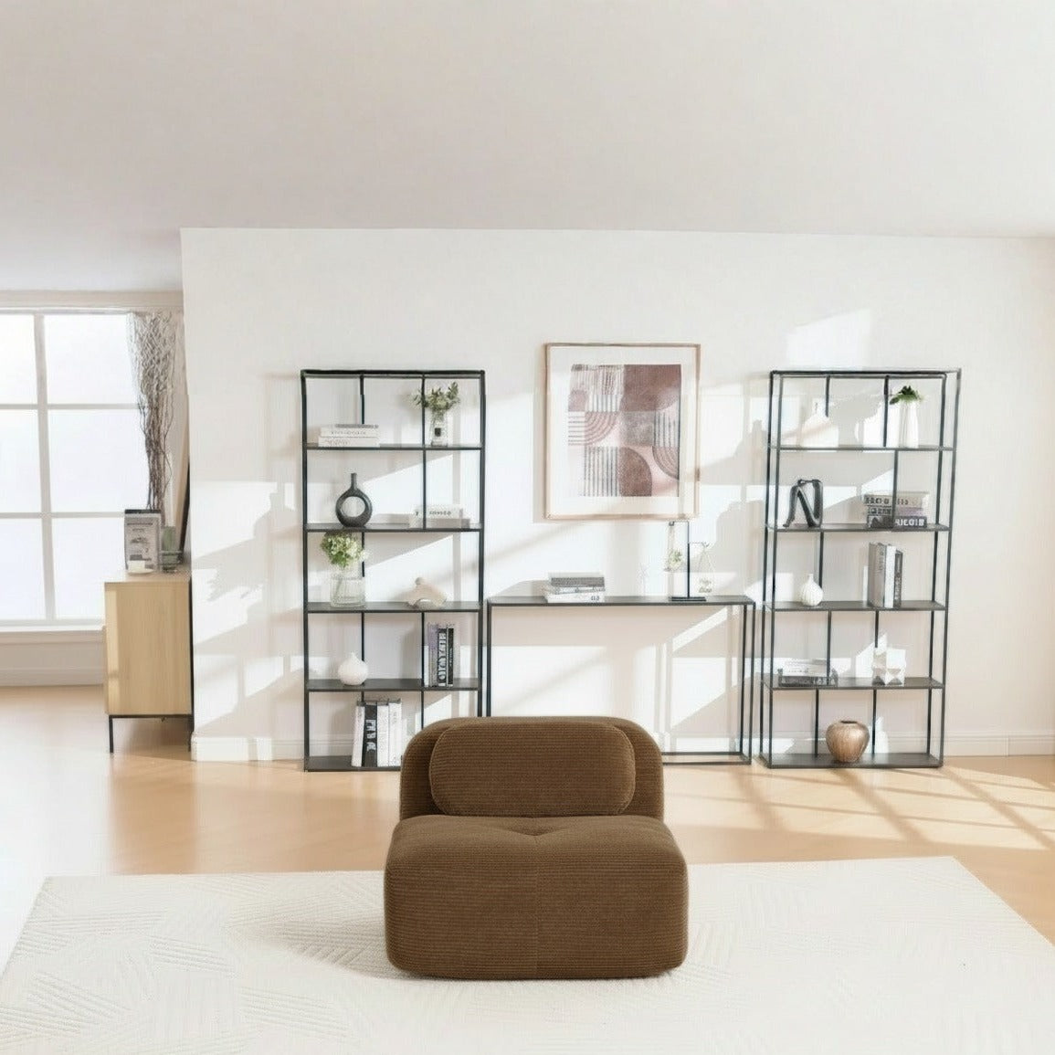 Chauffeuse velours côtelé brun, de face dans un salon