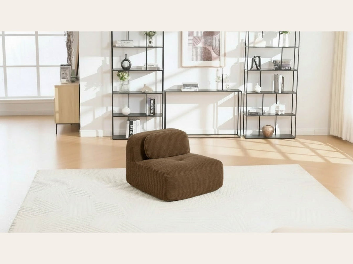 Chauffeuse velours côtelé brun, de trois quarts dans un salon