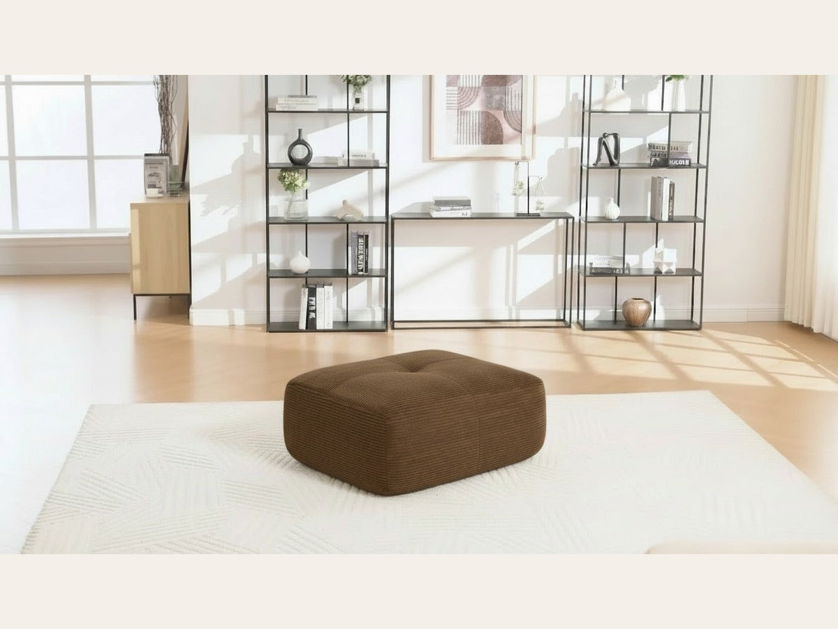 Pouf velours côtelé brun, de trois quarts dans un salon