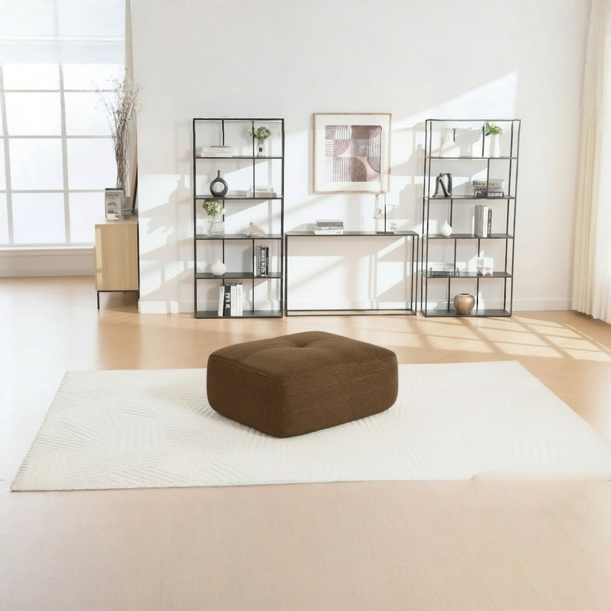 Pouf velours côtelé brun, de trois quarts dans un salon
