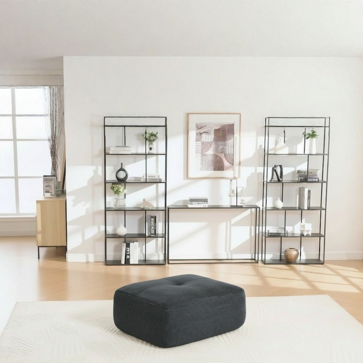 Pouf velours côtelé gris, de trois quarts dans un salon