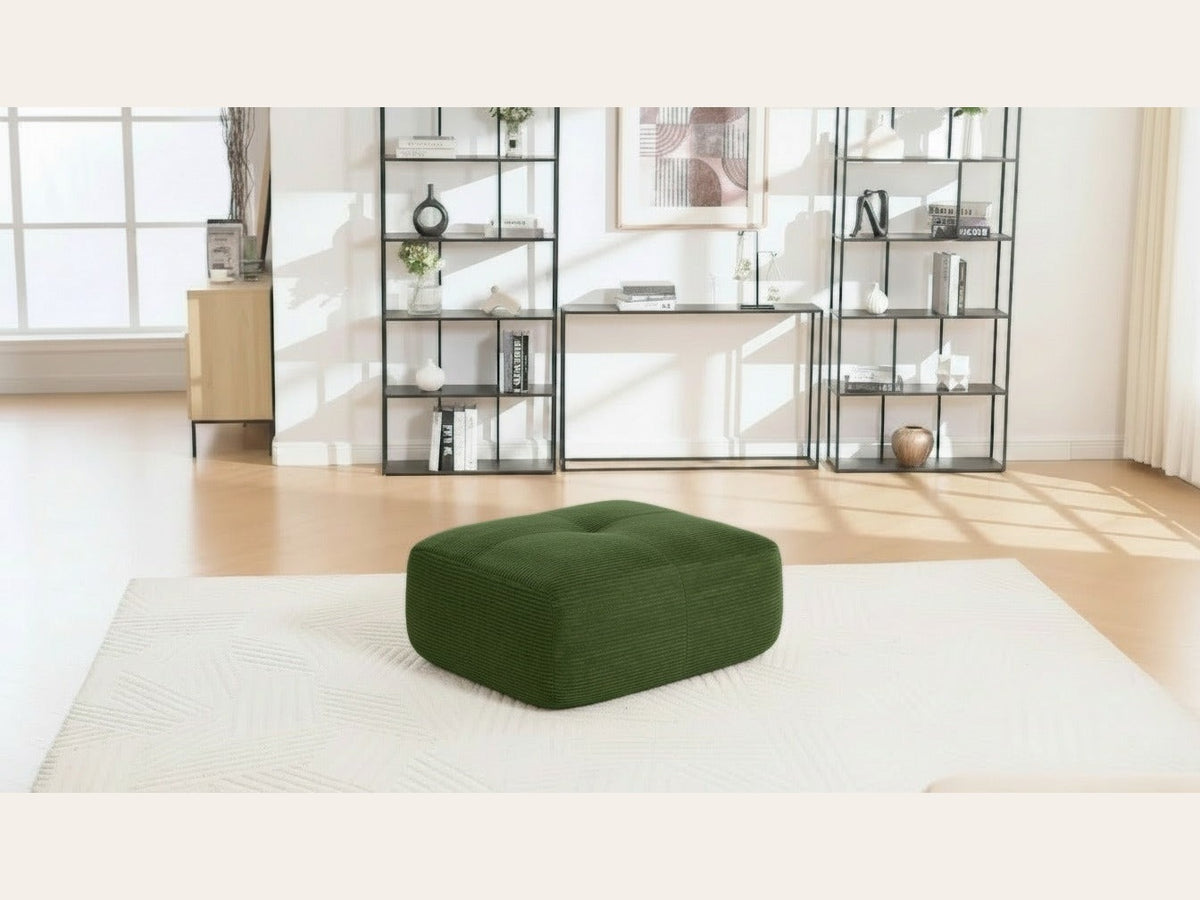 Pouf velours côtelé vert, de trois quarts dans un salon