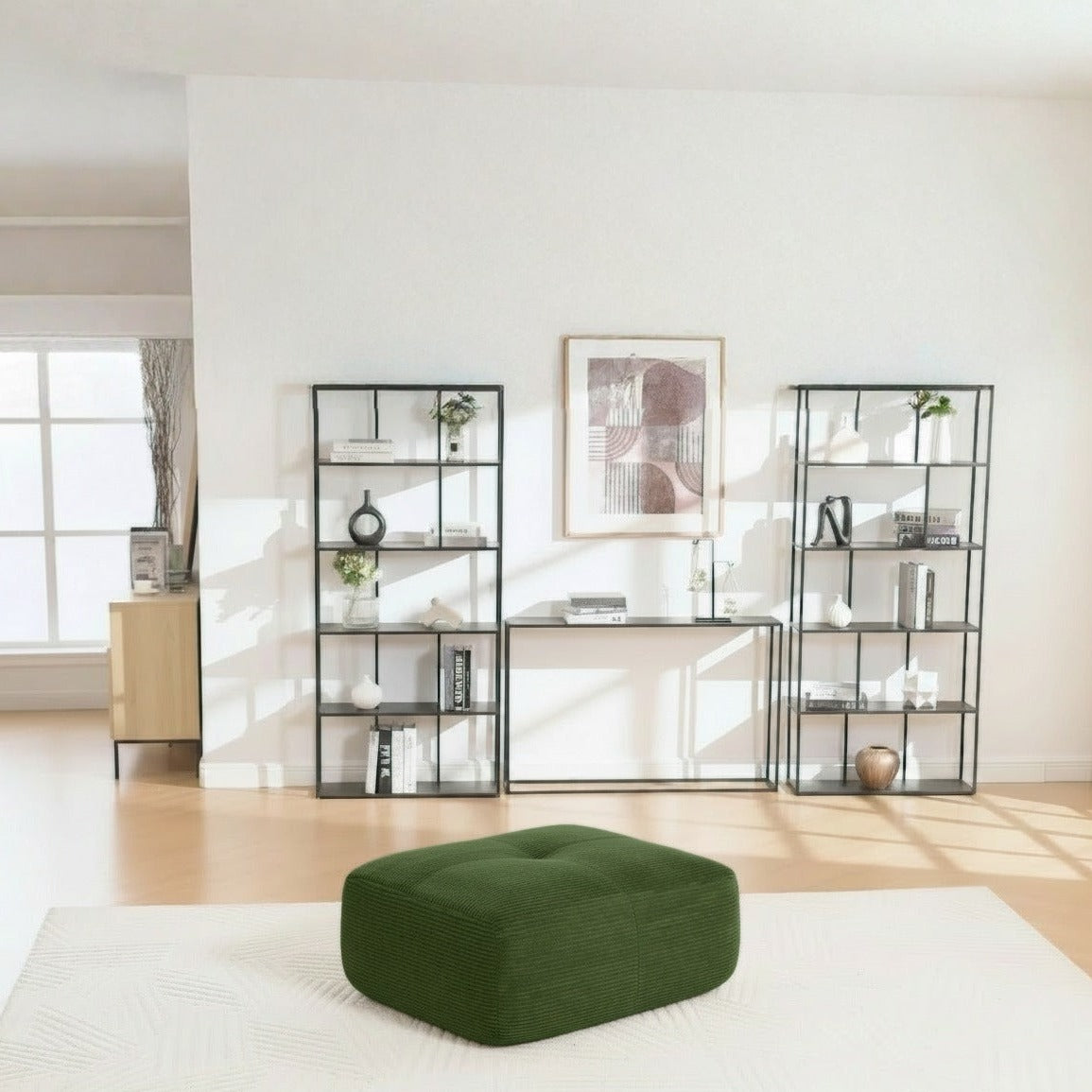 Pouf velours côtelé vert, de trois quarts dans un salon