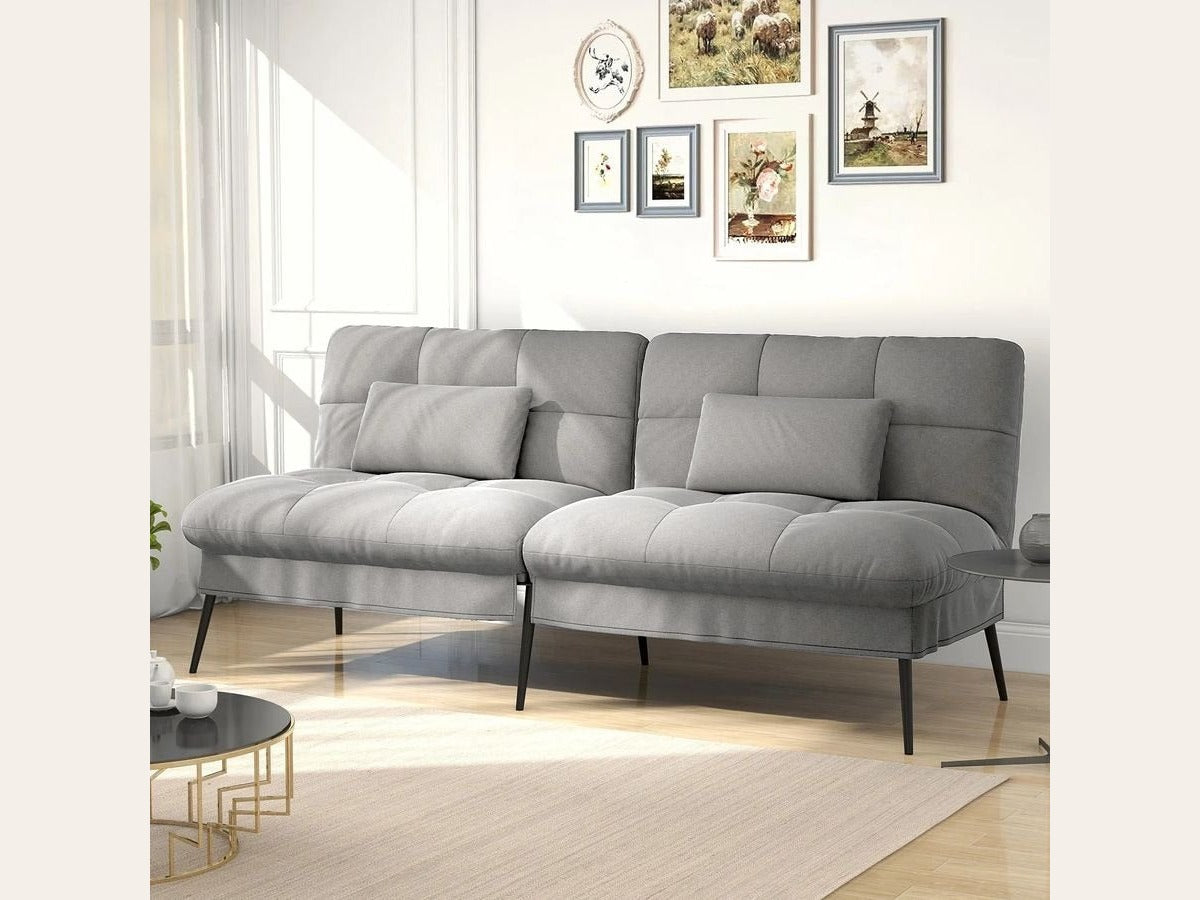 Canapé convertible en velours, coloris gris clair, dans une pièce