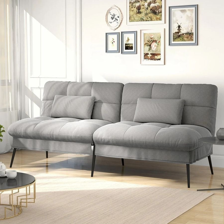 Canapé convertible en velours, coloris gris clair, dans une pièce