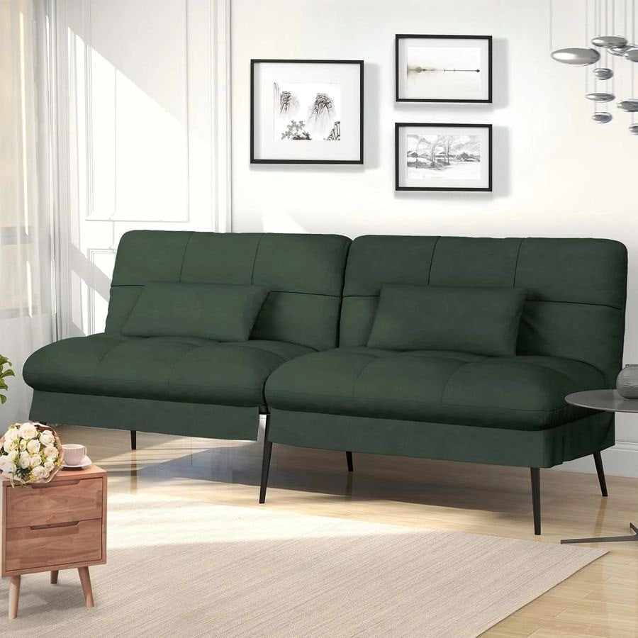 Canapé convertible en velours, coloris vert profond, dans une pièce
