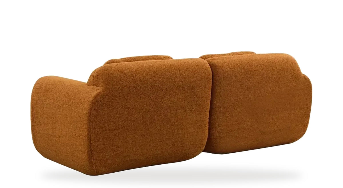 Canapé bouclette 2 places caramel, collection Cumulo, de trois quarts arrière, sur fond blanc
