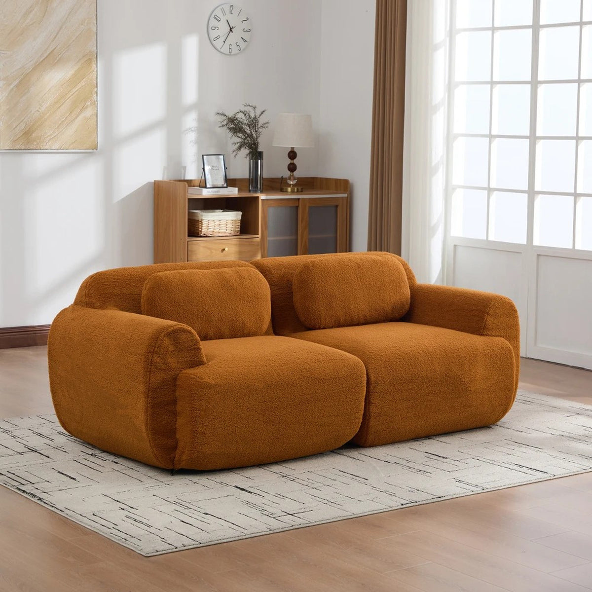 Canapé bouclette 2 places caramel, collection Cumulo, dans une pièce