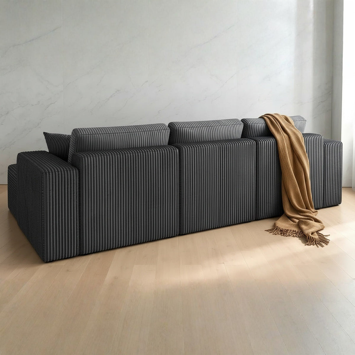 Canapé d'angle modulable en L en velours côtelé anthracite, collection Nimbo, en situation, trois quarts arrière