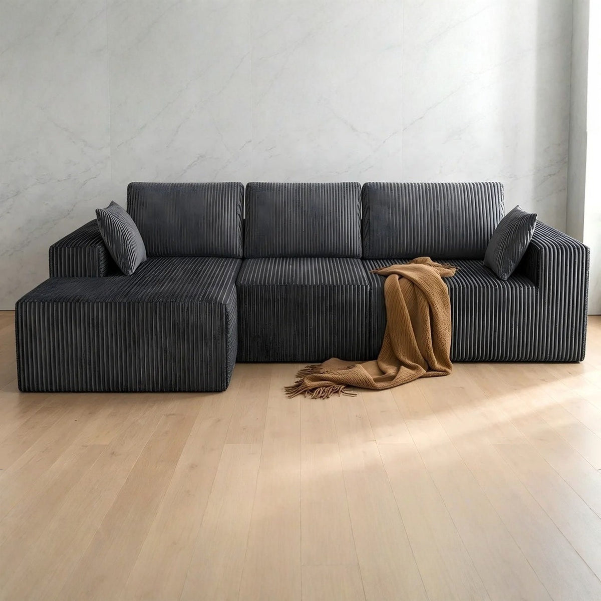 Canapé d'angle modulable en L en velours côtelé anthracite, collection Nimbo, en situation, de face