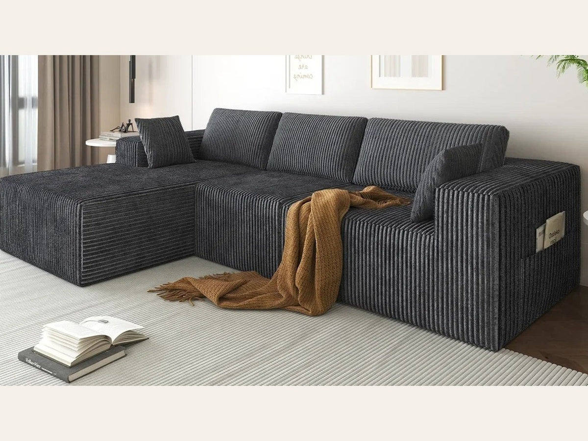 Canapé d'angle modulable en L en velours côtelé anthracite, collection Nimbo, en situation, trois quarts avant