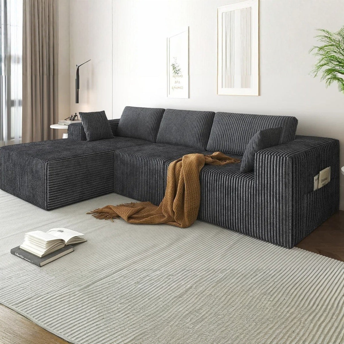 Canapé d'angle modulable en L en velours côtelé anthracite, collection Nimbo, en situation, trois quarts avant
