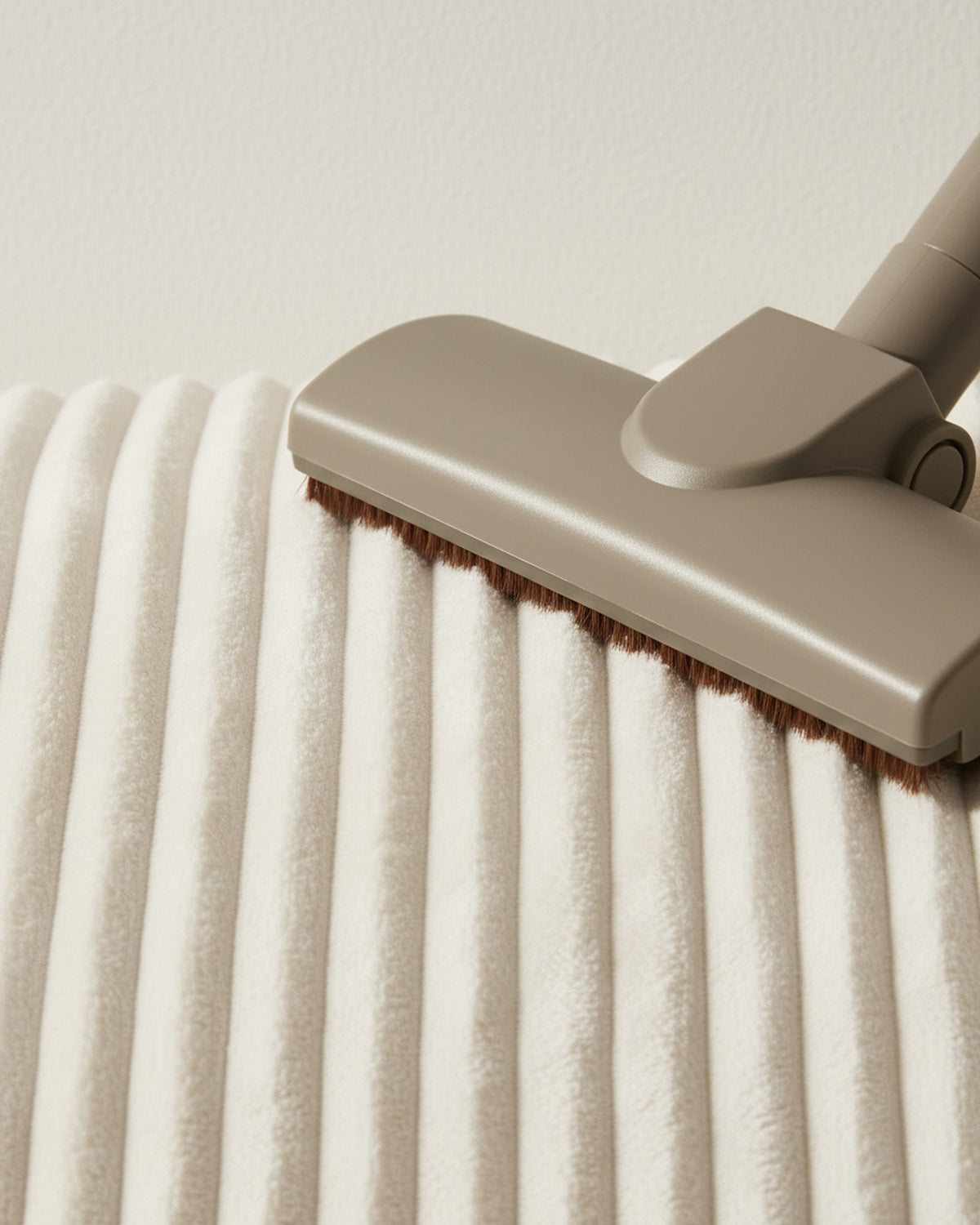 Brosse d'aspirateur passée dans le sens des côtes du velours côtelé