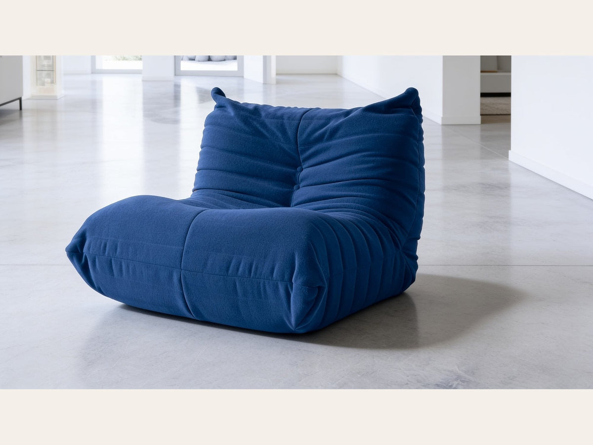Fauteuil bas modulable, velours teddy bleu marine, en situation dans un intérieur