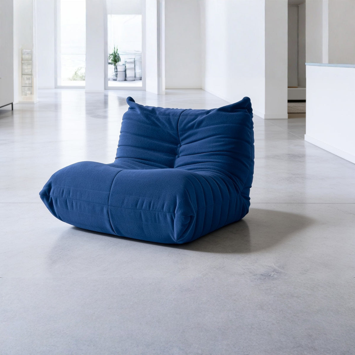 Fauteuil bas modulable, velours teddy bleu marine, en situation dans un intérieur