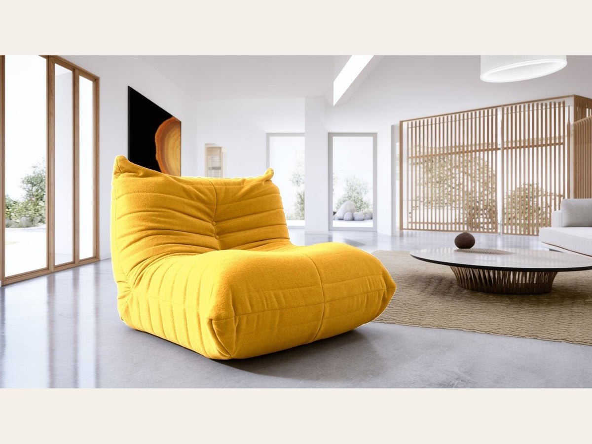 Fauteuil bas modulable, velours teddy jaune moutarde, en situation dans un intérieur
