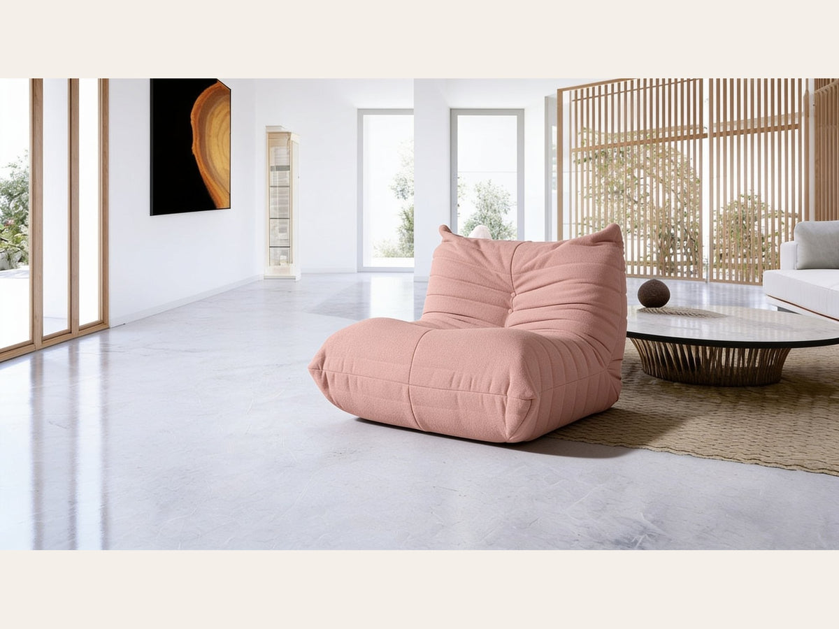 Fauteuil bas modulable, velours teddy rose poudré, en situation dans un intérieur