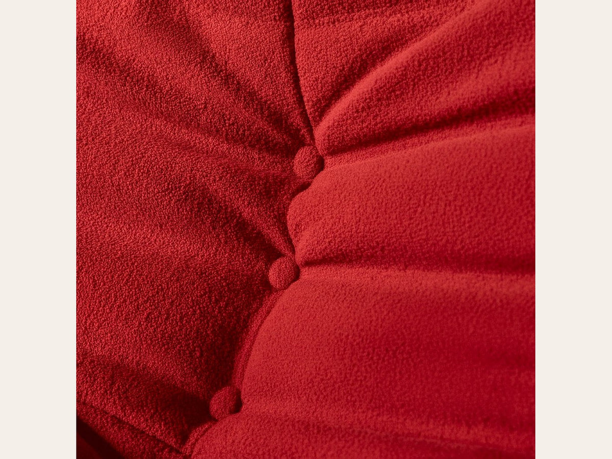 Fauteuil bas modulable, gros plan sur le velours teddy rouge carmin