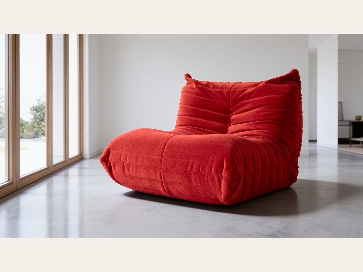 Fauteuil bas modulable, velours teddy rouge carmin, en situation dans un intérieur