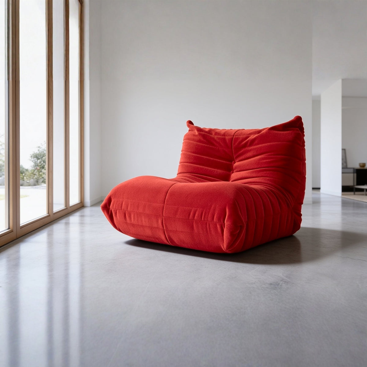 Fauteuil bas modulable, velours teddy rouge carmin, en situation dans un intérieur