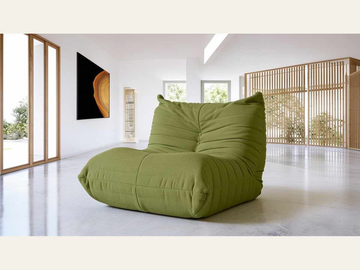 Fauteuil bas modulable, velours teddy vert olive, en situation dans un intérieur