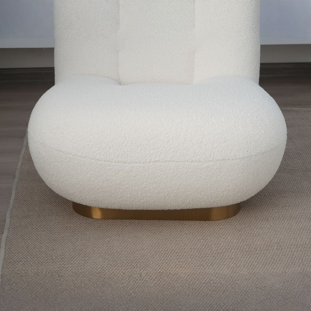 Fauteuil nuage pivotant 360 en tissu bouclette blanc écru, vue rapprochée de l'assise et du socle doré
