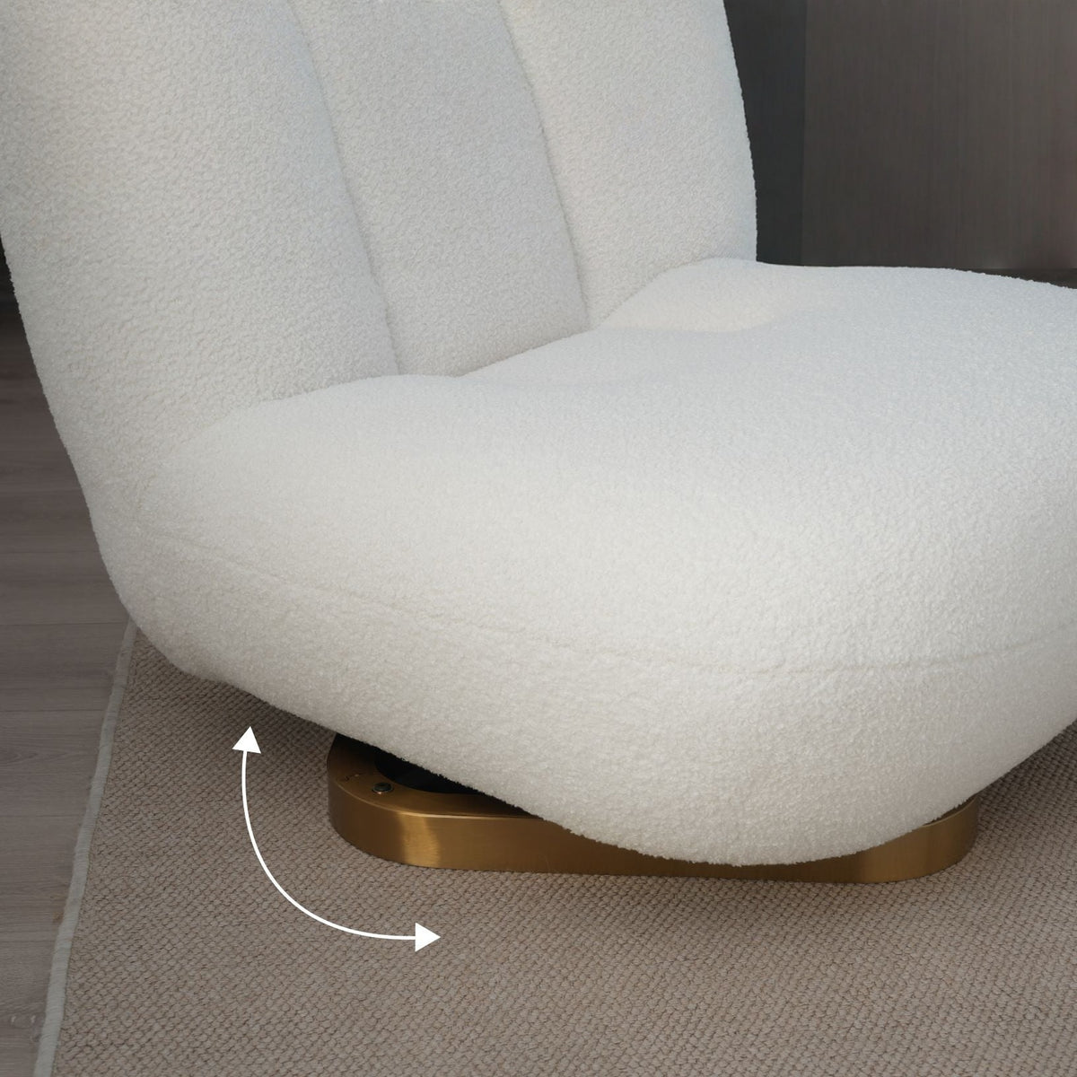 Fauteuil nuage pivotant 360 en tissu bouclette blanc écru, gros plan sur le socle pivotant doré