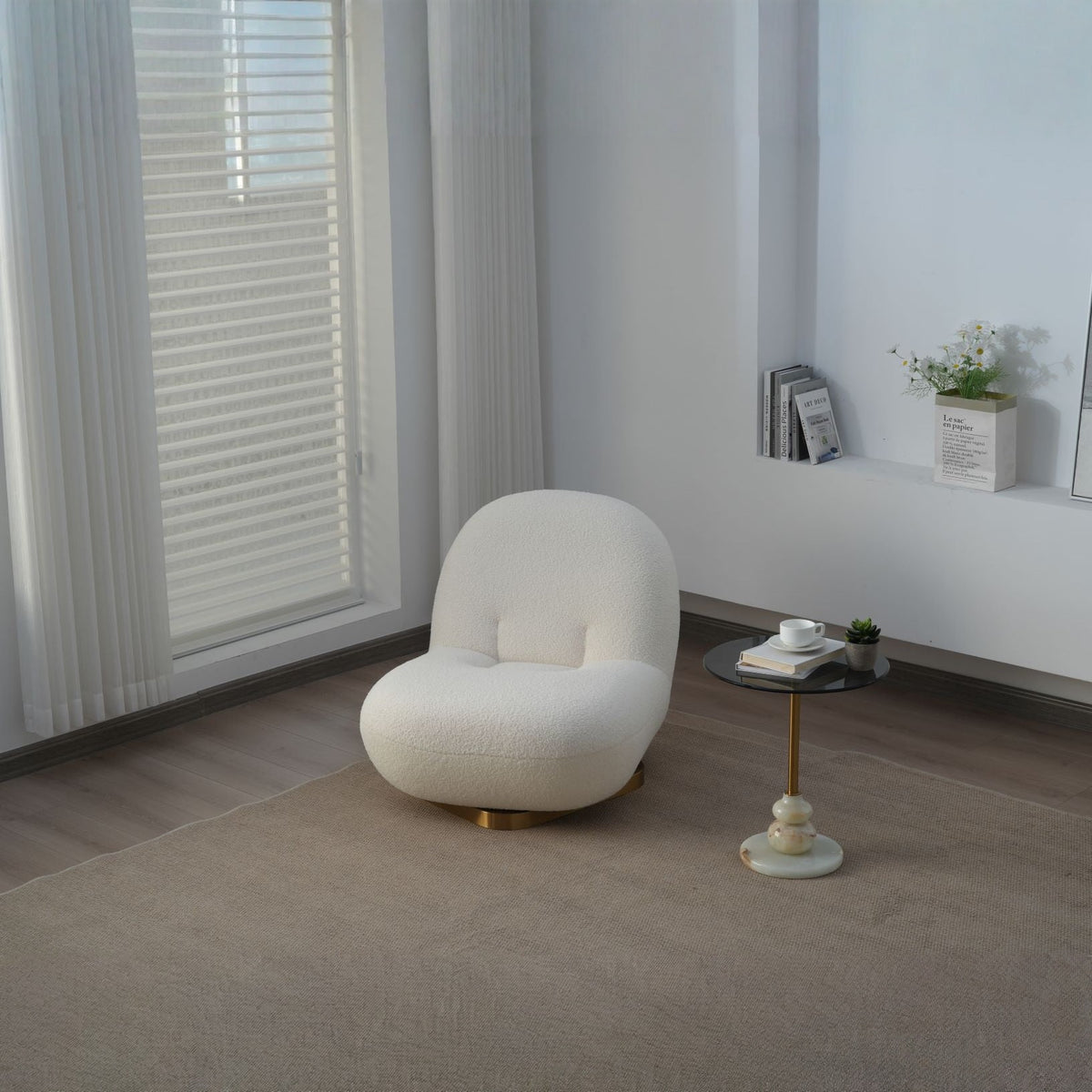 Fauteuil nuage pivotant 360 en tissu bouclette blanc écru, installé dans un angle de pièce, près d'une fenêtre