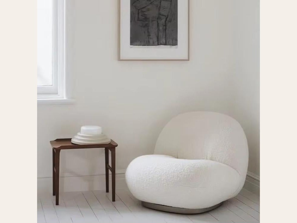 Fauteuil nuage pivotant 360 en tissu bouclette blanc écru, en situation dans un salon clair
