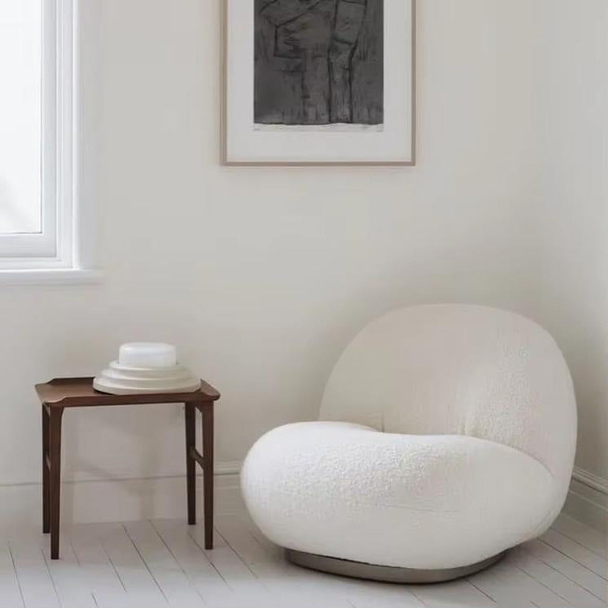 Fauteuil nuage pivotant 360 en tissu bouclette blanc écru, en situation dans un salon clair