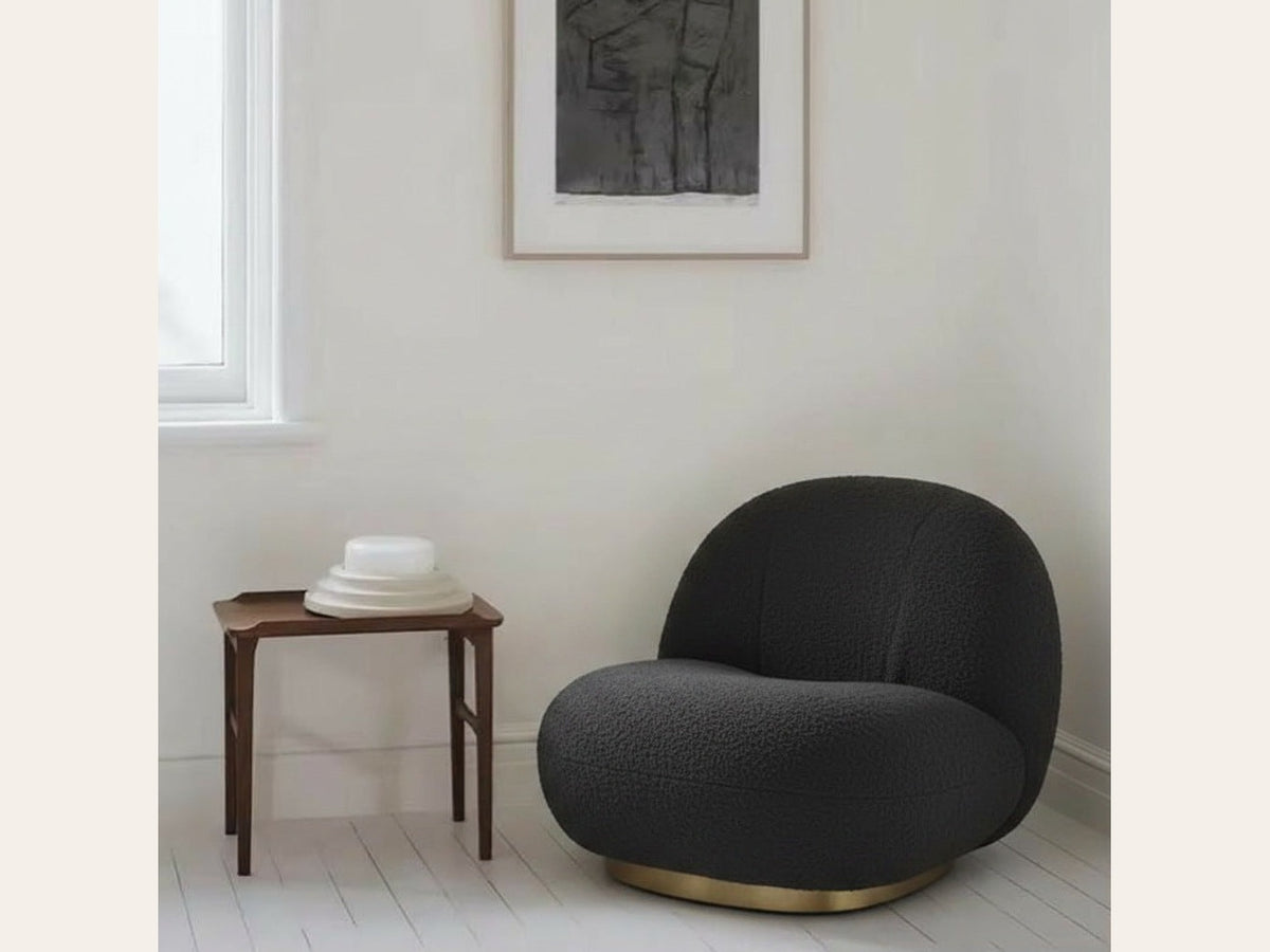 Fauteuil nuage pivotant 360 en tissu bouclette noir charbon, en situation dans un salon clair