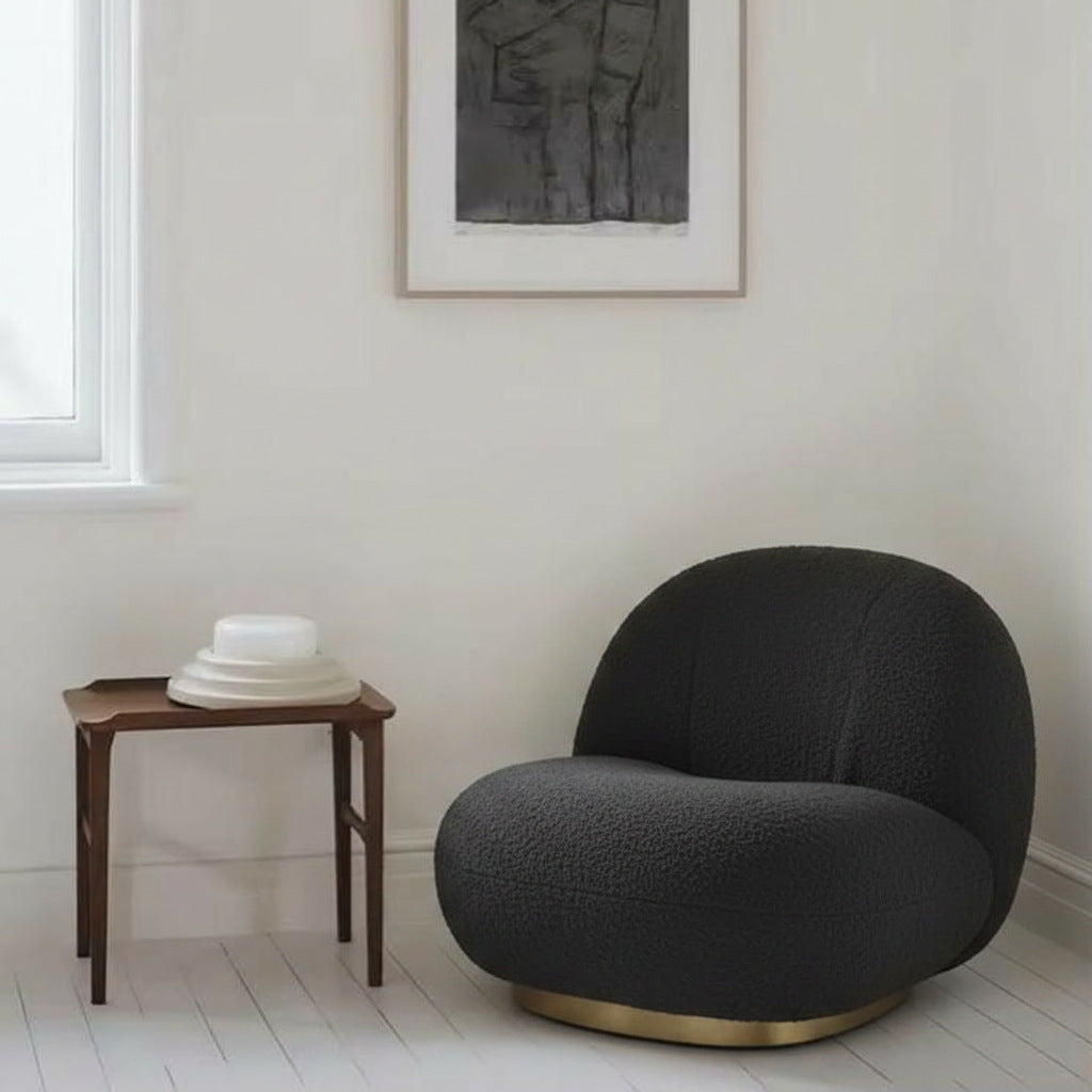 Fauteuil nuage pivotant 360 en tissu bouclette noir charbon, en situation dans un salon clair
