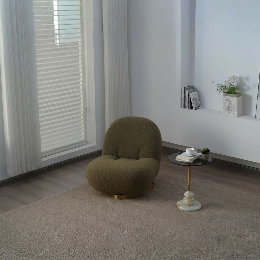 Fauteuil nuage pivotant 360 en tissu bouclette vert kaki, installé dans un angle de pièce, près d'une fenêtre
