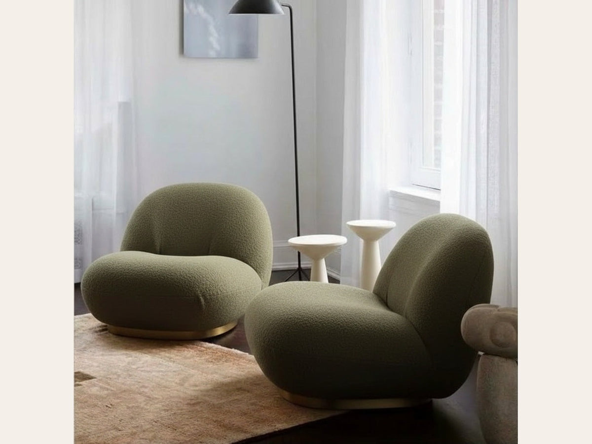 Fauteuil nuage pivotant 360 en tissu bouclette vert kaki, présenté en duo dans un salon, avec lampadaire et tables d'appoint