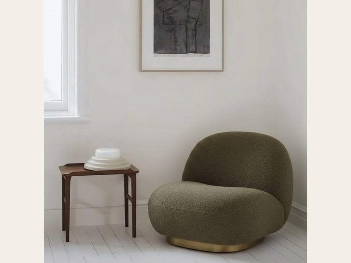 Fauteuil nuage pivotant 360 en tissu bouclette vert kaki, en situation dans un salon clair
