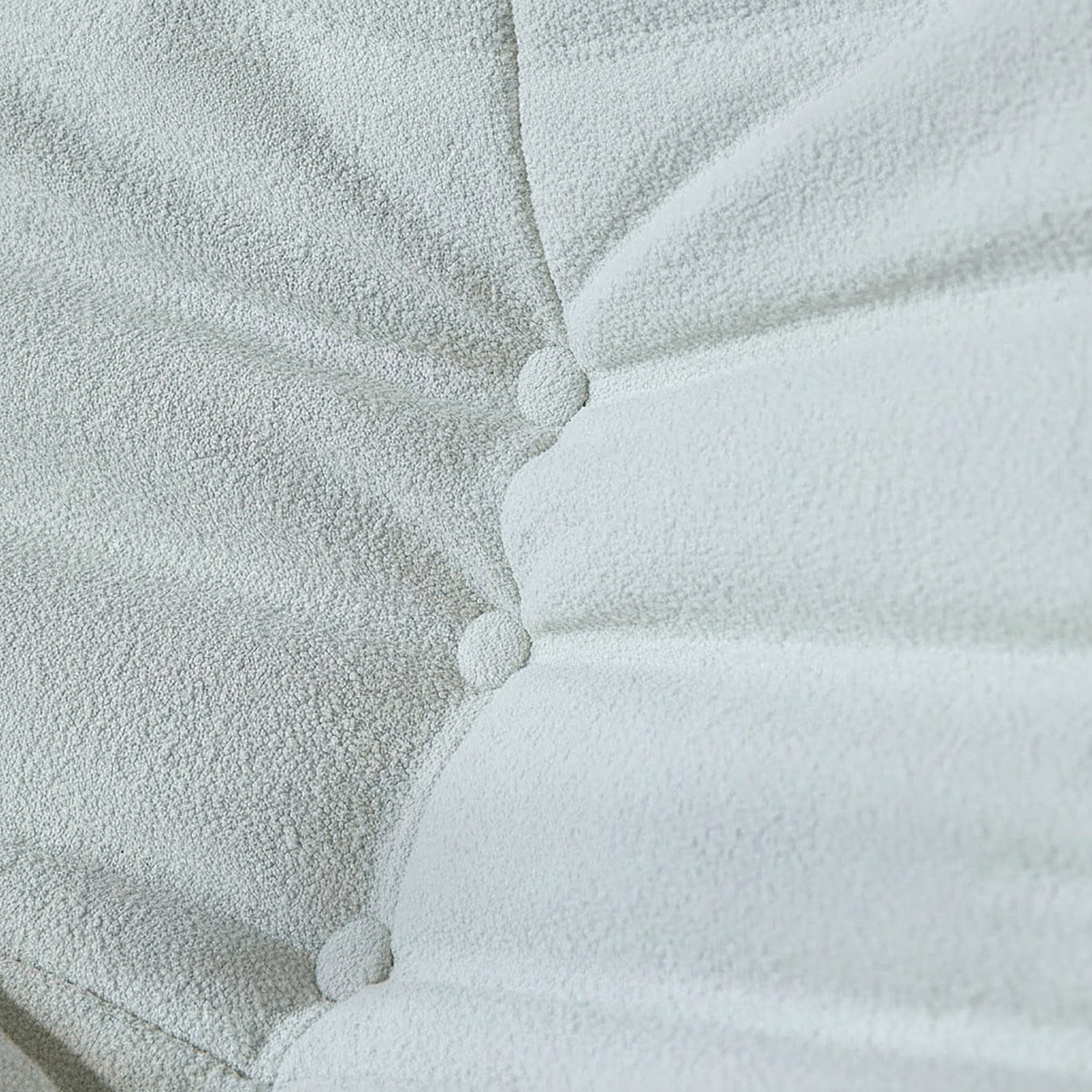 Gros plan du velours teddy blanc écru, capitonné