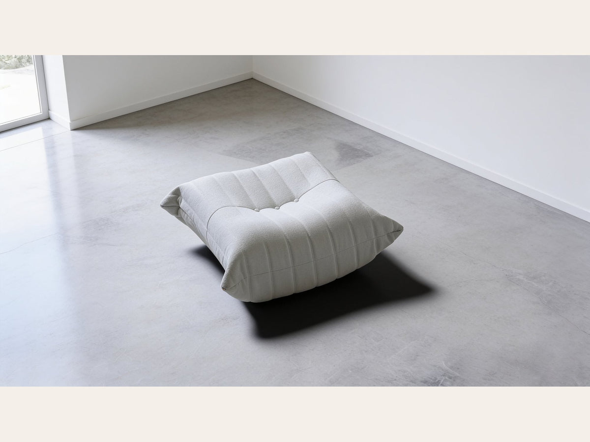 Pouf repose-pieds bas, velours teddy blanc écru, en situation dans un intérieur
